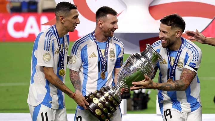 Pemain Argentina Angel Di Maria, Lionel Messi dan Nicolas Otamendi saat melakukan selebrasi setelah berhasil memenangkan Copa America 2024 setelah kalahkan Kolombia 1-0 di Hard Rock Stadium, Miami, Florida, 15 Juli 2024. REUTERS/Agustin Marcarian