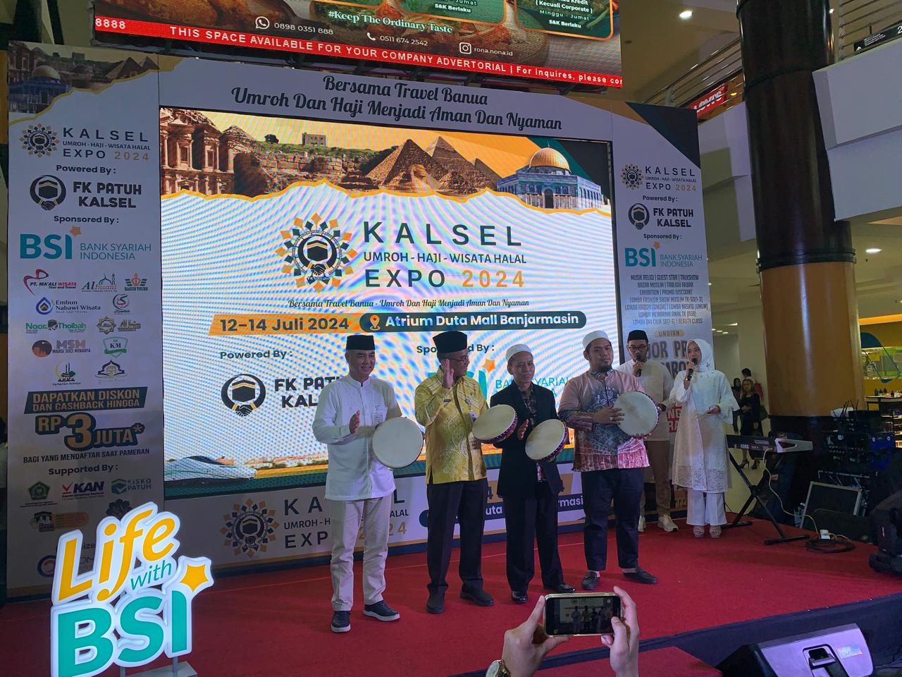 Pameran Haji Umrah dan Wisata Halal yang digelar FK Patuh (Forum komunikasi penyelengara umrah dan haji) Kalsel di Duta Mall Banjarmasin dari tanggal 12-14 Juli 2024 berlangsung meriah. Foto: Ikhsan/DBN.COM