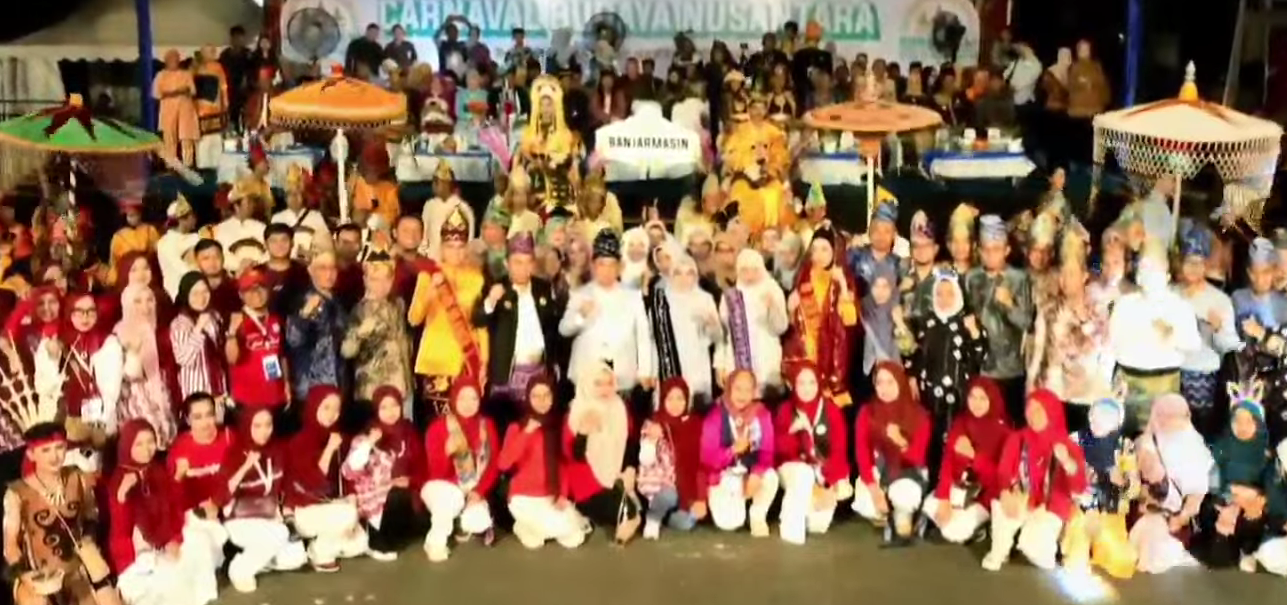 Kontingen Kota Banjarmasin dalam rangkaian acara Jaringan Kota Pusaka Indonesia (JKPI) Karnaval Budaya Nusantara yang berlangsung di kawasan Jalan Lambung Mangkurat, Jumat (20/9/24). Foto: Arsyad/lenterakalimantan.com