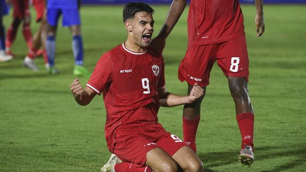 Seleberasi Jens Revan usai menjebol gawang Timnas Yaman pada laga Grub F Indonesia U-20 vs Yaman U-20 di Stadion Madya Senayan, Jakarta, (29/9/24).