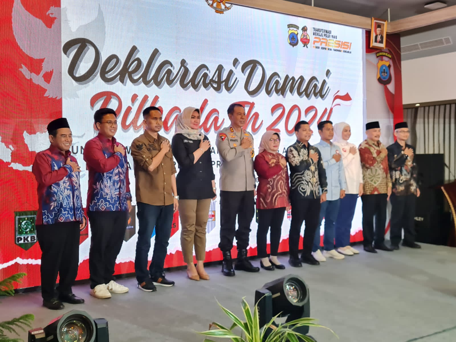 Kapolda Kalsel, Irjen Pol Winarto dan tiga paslon Walikota dan Wakil Walikota disesi foto bersama dalam kegiatan deklarasi Pilkada Damai 2024 di Hotel Herper Banjarmasin, Jumat (4/10). Foto: Humas Polda Kalsel