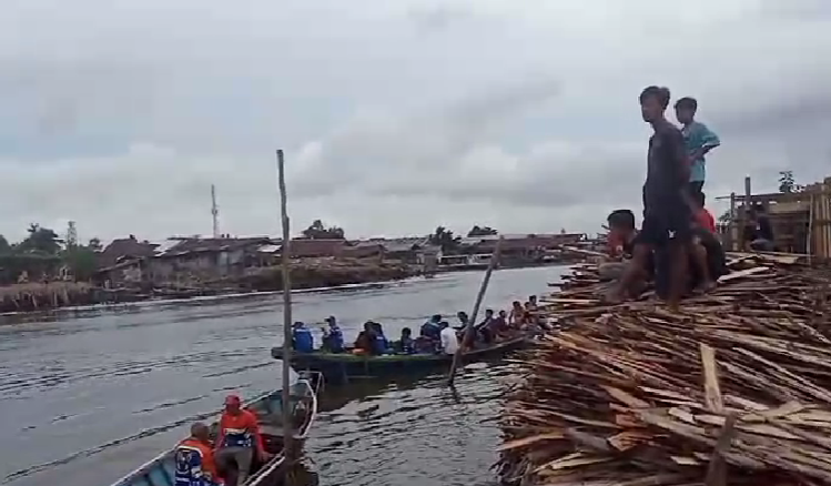 Tim Penyelam Tradisional Water Rescue Alalak Selatan Banjarmasin lakukan pencarian seorang bocah 4 tahun yang diduga tenggelam, Kamis (31/10/24). Foto: WAG