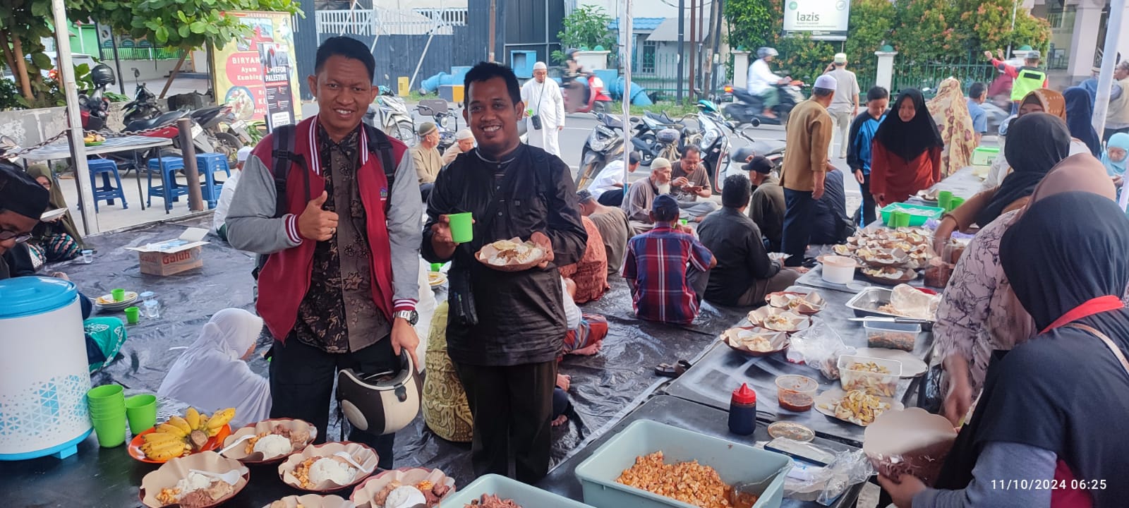 Nampak warga memadati area halaman kantor Laznas Rumah Zakat Kalsel. Foto: Rumah Zakat Kalsel