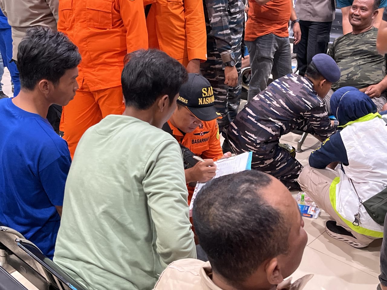 Anggota dari Basarnas Banjarmasin lakukan pendataan korban, Minggu (13/10). Foto: Basarnas Banjarmasin