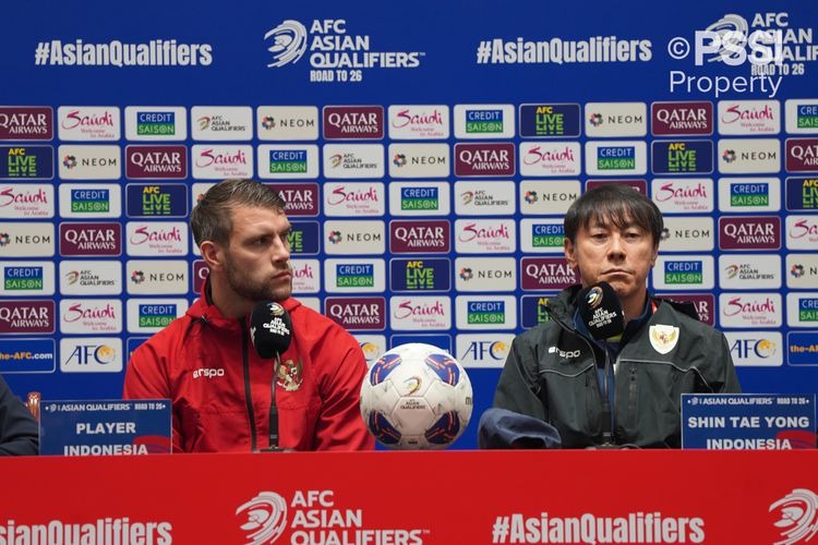 Shin Tae-young didampimgi Maarten Paes saat konferensi pers jelang laga Indonesia vs China, Selasa (15/10). Foto: PSSI TV