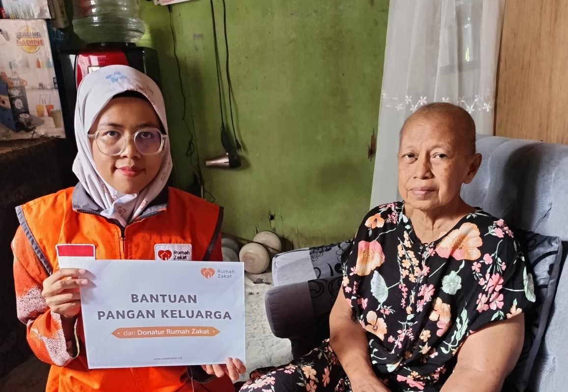 Perwakilan Rumah Zakat Kalimantan Selatan berikan bantuan ketahanan pangan untuk ibu Chandra yang mengidap kanker Payudara, Minggu (20/10/24). Foto: Rumah Zakat Kalsel