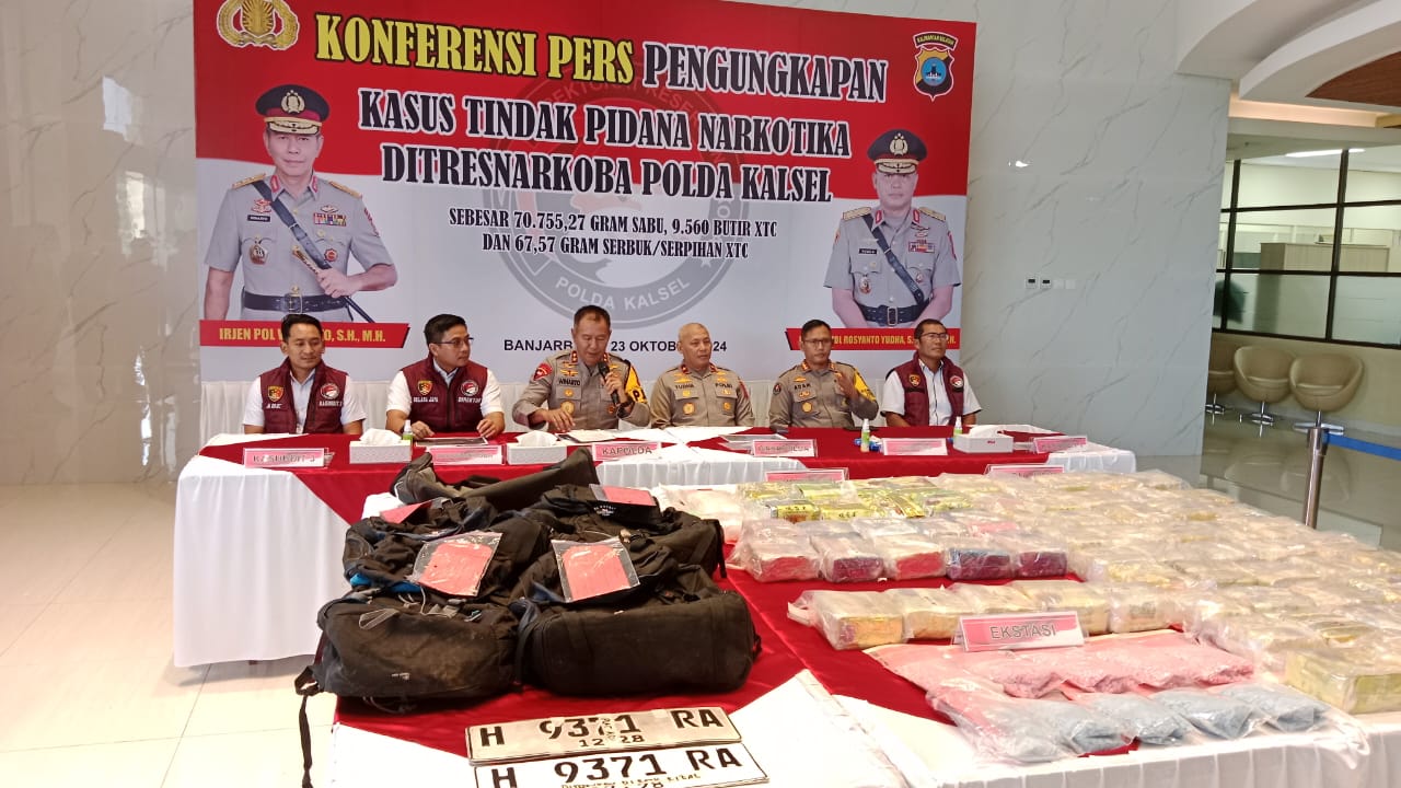 Polda Kalsel menggelar konferensi pers pengungkapan kasus tindak pidana narkotika di lobi Mapolda Kalsel, Rabu (23/10/24). Foto: Satresnarkoba Polda Kalsel