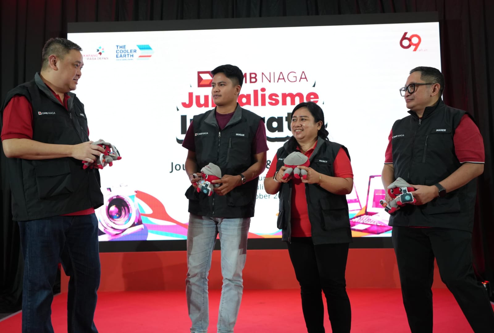 Direktur Consumer Banking Bank CIMB Niaga Noviady Wahyudi (kiri) dan Corporate Communications Head CIMB Niaga Hery Kurniawan (kanan) berbincang dengan perwakilan peserta pada acara CIMB Niaga Jurnalisme Inspiratif: Journalist Class & Workshop di Bogor yang diikuti jurnalis dari 17 kota pada Kamis (24/10/2024). Foto: CIMB Niaga