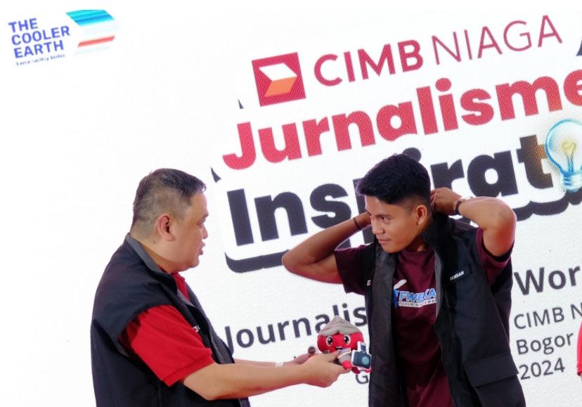 Direktur Consumer Banking Bank CIMB Niaga Noviady Wahyudi (kiri) dan Corporate Communications Head CIMB Niaga Hery Kurniawan (kanan) berbincang dengan perwakilan peserta pada acara CIMB Niaga Jurnalisme Inspiratif: Journalist Class & Workshop di Bogor yang diikuti jurnalis dari 17 kota pada Kamis (24/10/2024). Foto: CIMB Niaga