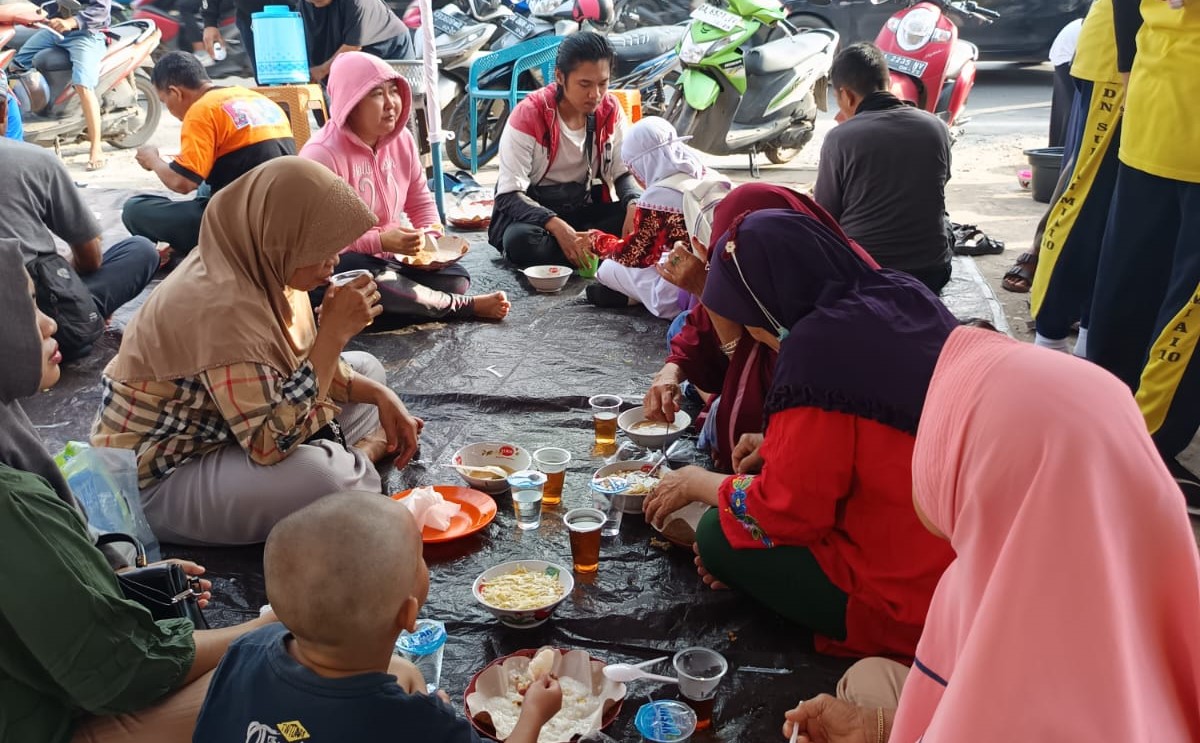 Antusias warga ikuti sarapan gratis dari Rumah Zakat Kalsel, Jumat (25/10/24).