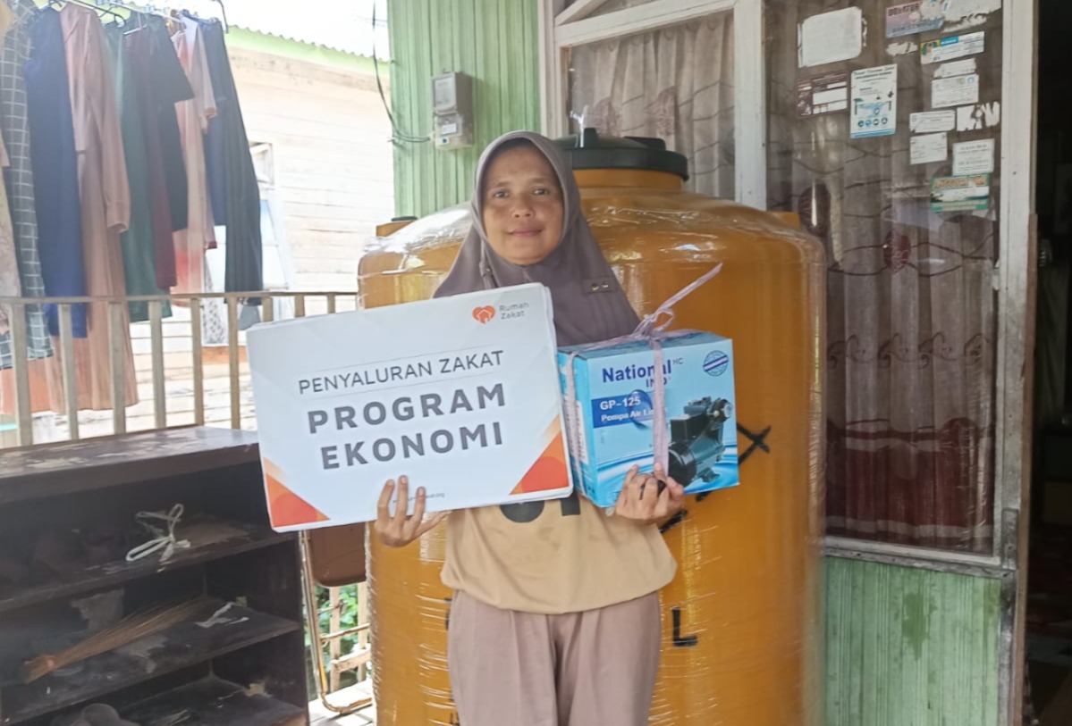 Darmiati penerima manfaat yang mendapat bantuan tandon dan satu unit pompa air. Foto: Rumah Zakat Kalsel