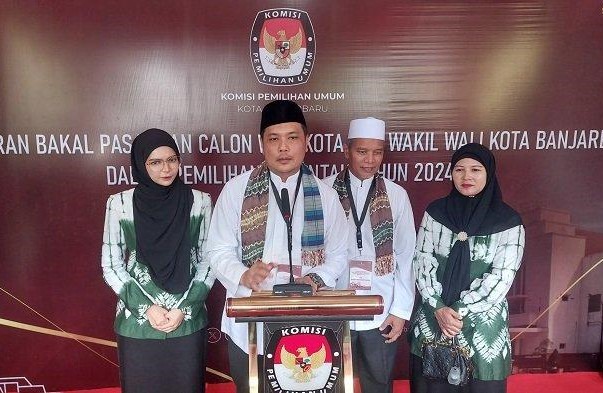 Pasangan calon Walikota-Wakil Walikota Banjarbaru beserta isteri.