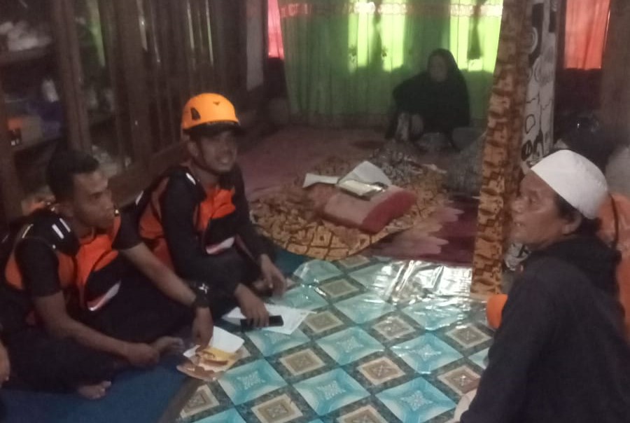 Tim Rescue Basarnas Banjarmasin serahkan jasad Bilqis Nafisah ke pihak kelaurga, Jumat (1/11/24). Foto: Basarnas Banjarmasin