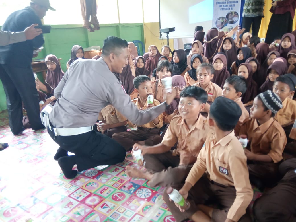 Satlantas Polres Kotabaru Sosialisasi Keselamatan Berlalu Lintas Sekaligus Berbagi Susu Gratis