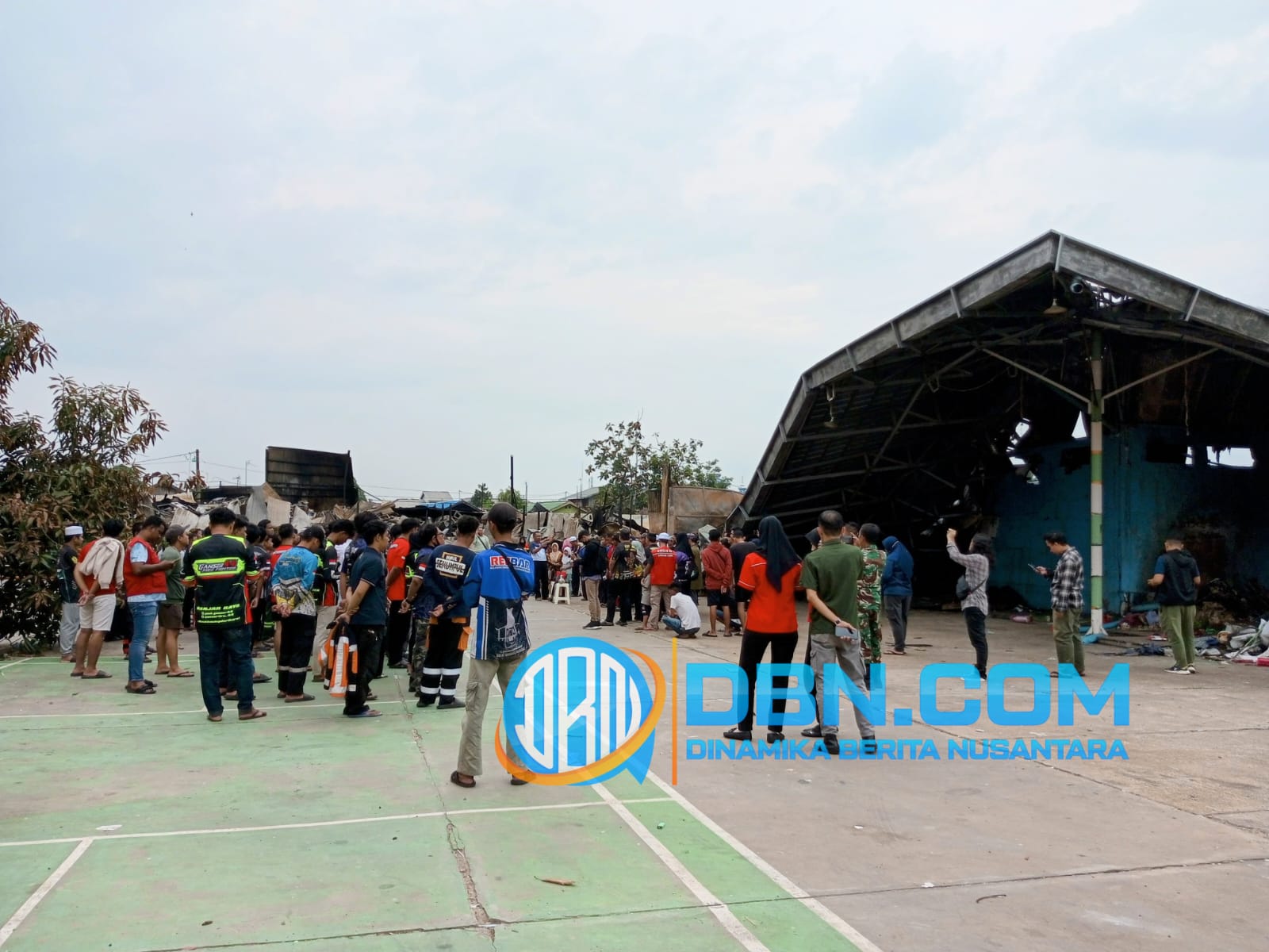 Ratusan relawan Barisan Pemadam Kebakaran Kota Banjarmasin menggelar tahlil di lokasi eks kebakaran gudang Golden10 Houseware sebelum melaksanakan tabur bunga, Rabu (6/11/2024). Foto: siberdbn.com-AR