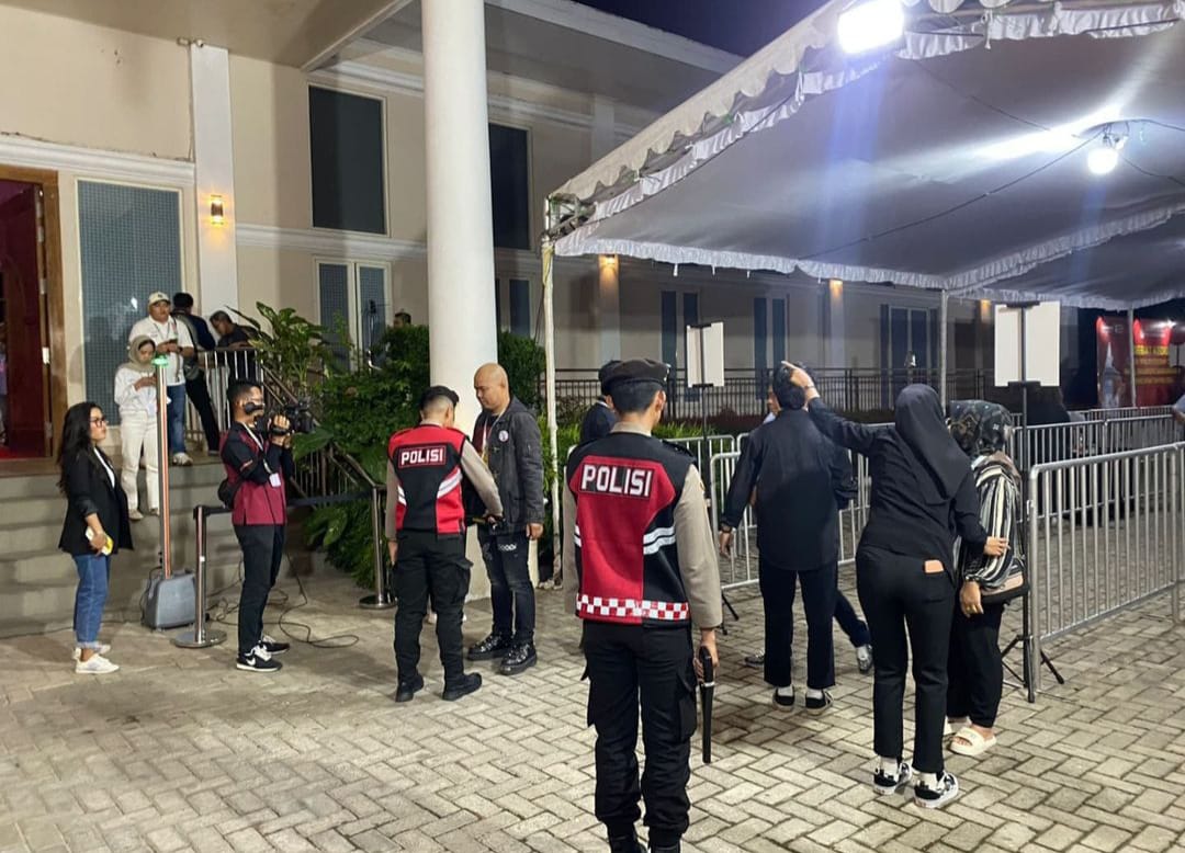 Personel Sat Brimob Polda Kalsel lakukan pemeriksaan kepada para tamu maupun undangan yang hadir pada prosesi debat Pilwali Banjarmasin di Gedung Chandra, Rabu (6/11/2024) malam. Foto: Humas Polresta Banjarmasin