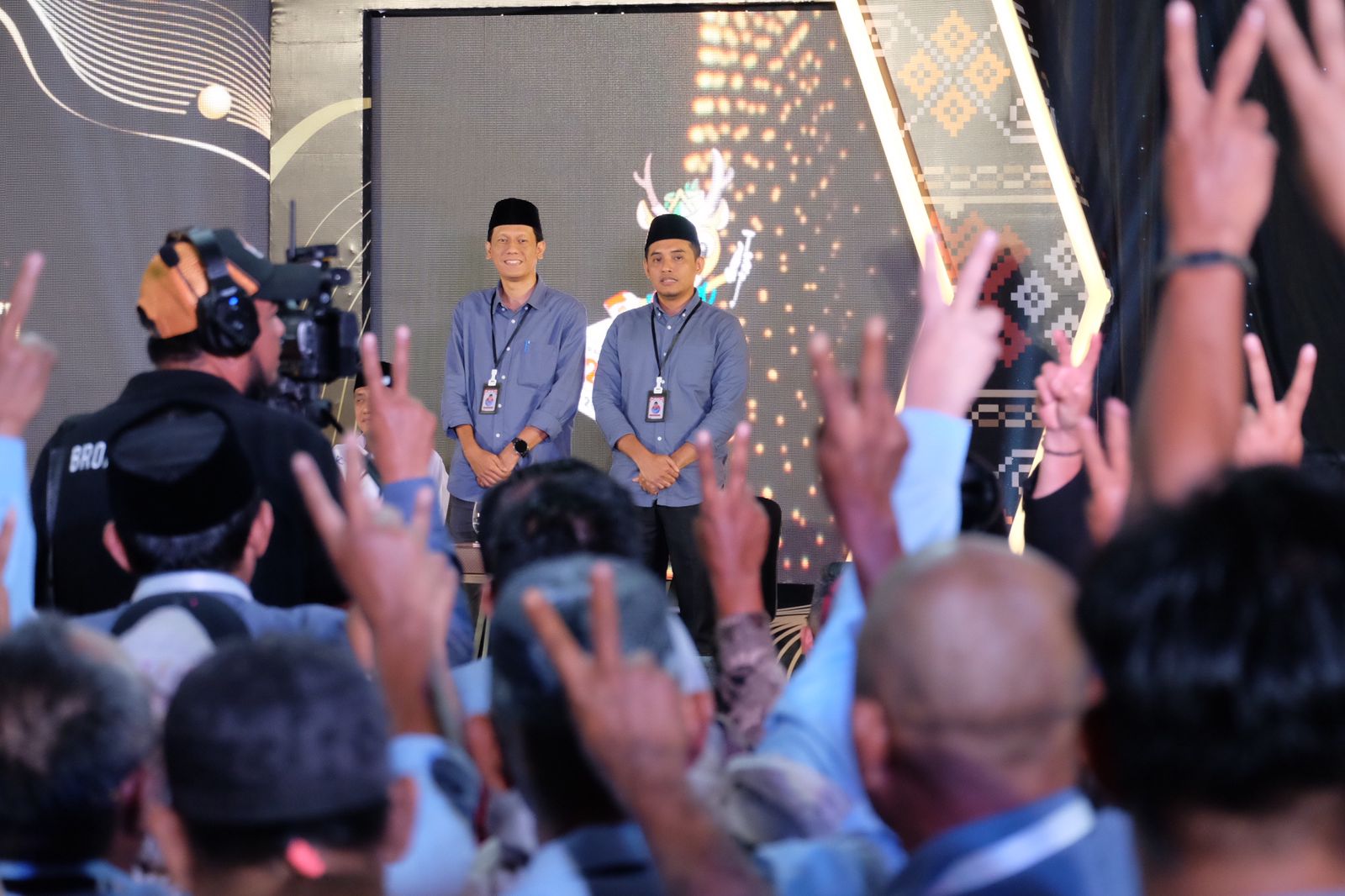 Pasangan calon (paslon) bupati dan wakil bupati Tanah Laut (Tala) nomor urut 2 Bambang Alamsyah dan Ikhwan Khariri (Baik) tampil memukau dan mendominasi dalam debat terbuka pertama Pilkada Tala 2024 yang digelar di Gedung Balairung Sari Tuntung Pandang, Pelaihari, Sabtu (9/11/2024) malam. Foto: Istimewa