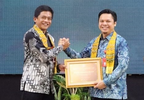 Deputi Bidang Keamanan Siber dan Sandi, Dr. Sulistyo menyerahkan bentuk apresiasi kepada Plh Gubernur Kalsel, Roy Rizal Anwar.