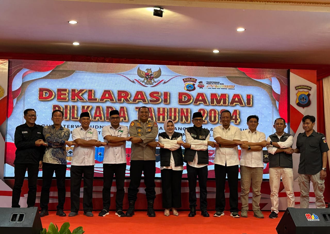 Polres Kotabaru bersama berbagai elemen masyarakat menggelar Deklarasi Pilkada Damai 2024.. Senin (18/11/2024). Foto: Humas Polres Kotabaru 5W1H