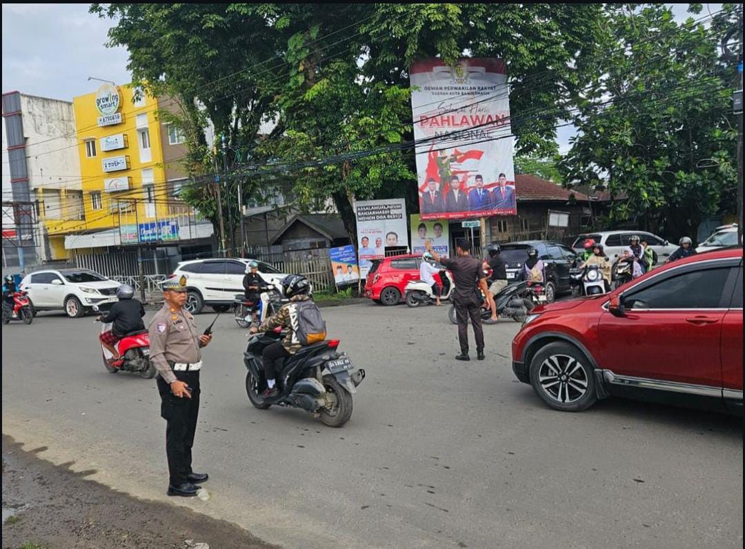 Satlantas Polresta Banjarmasin gelar simulasi buka tutup jalan di ruas Jalan Simpang 3 Tempekong, Banjarmasin, Selasa (19/11/2024). Foto: Satlantas Polresta Banjarmasin 5W1H