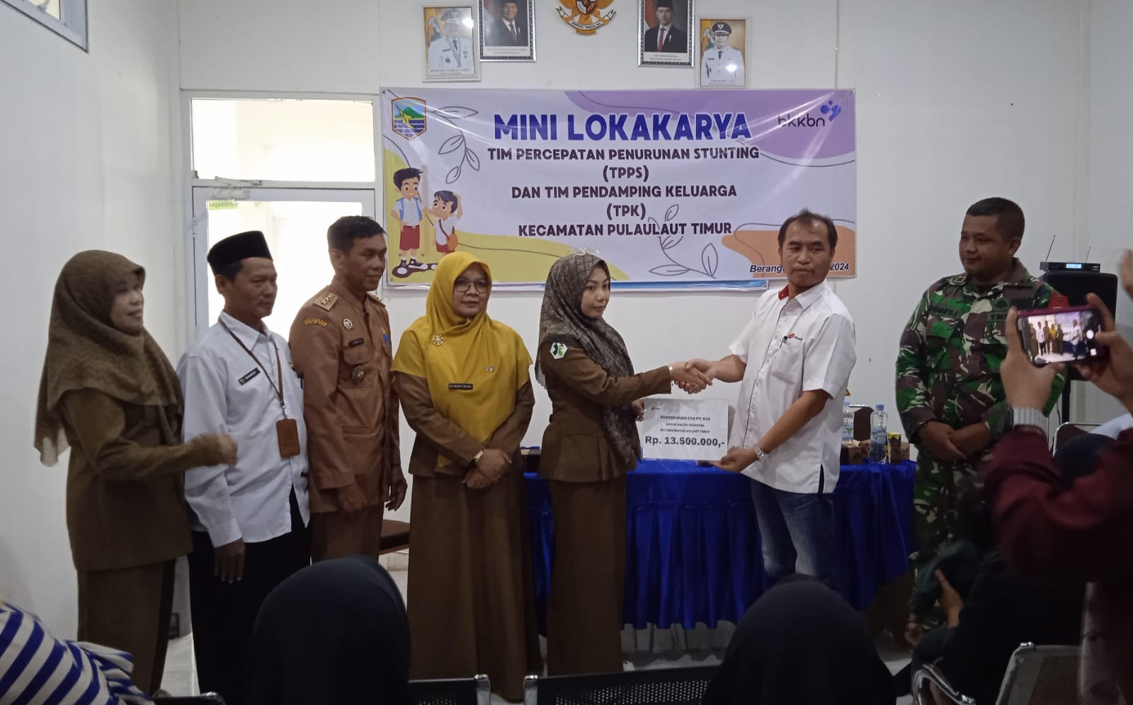 PT Bersama Sejahtera Sakti (BSS) menyerahkan bantuan berupa Pemberian Makanan Tambahan (PMT) untuk balita stunting di Kecamatan Pulau Laut Timur, Kabupaten Kotabaru, Kalsel. Senin (25/11/2024). Foto: siber.dbn.com-Har 5W1H