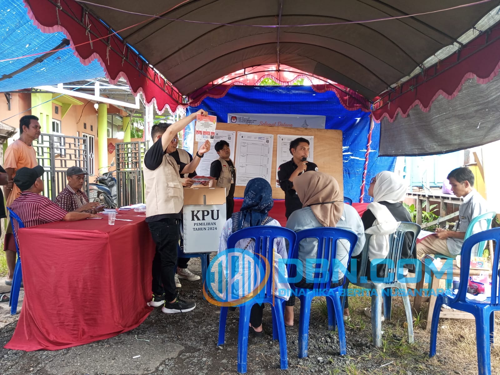 Suasana penghitungan suara Pilkada 2024 di Komplek Halim, Kelurahan Kuripan, Kecamatan Banjarmasin Timur, Rabu (27/11/2024). Foto: siberdbn.com-Muhammad AR 5W1H