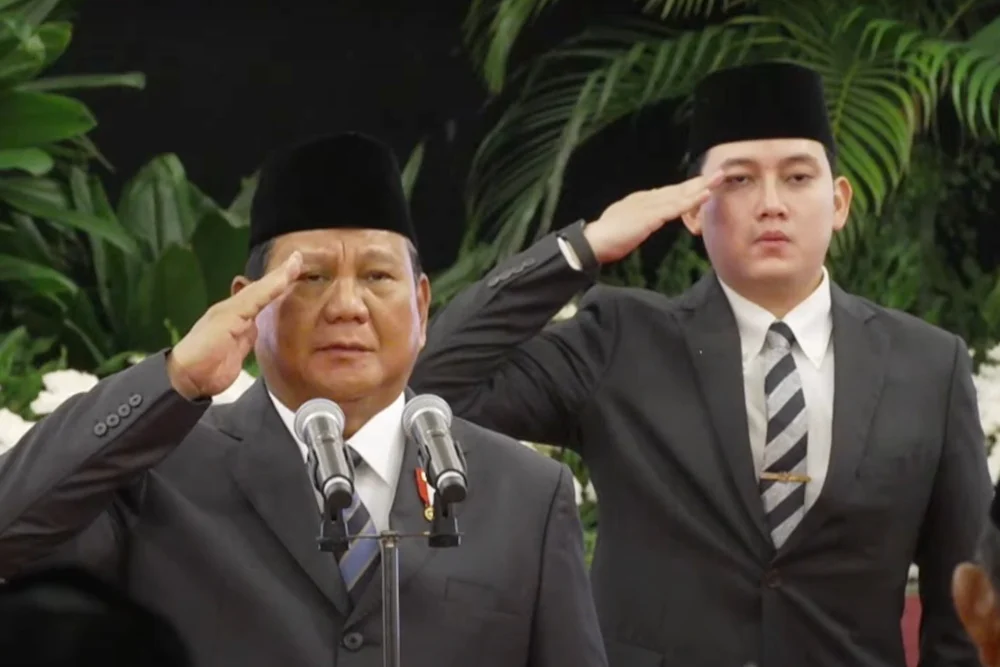 Presiden RI Prabowo Subianto dikawal Rizky Irmansyah sebagai ajudan sementara. Dok Setpres RI