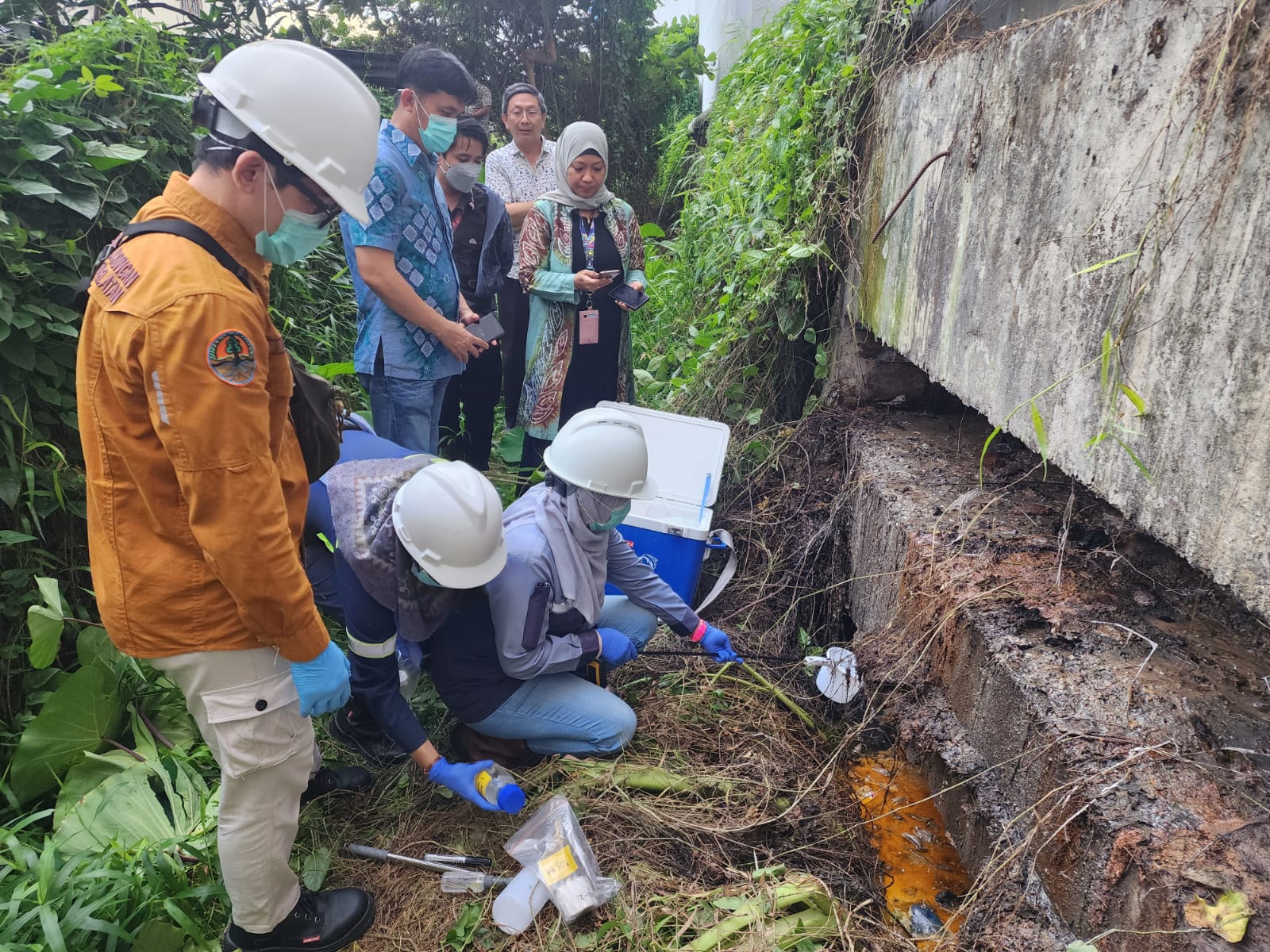 Petugas dari Dinas Lingkungan Hidup Kota Banjarmasin lakukan pengecekan limbah cair yang diduga berasal dari Duta Mall Banjarmasin. Foto: Humas Polda Kalsel