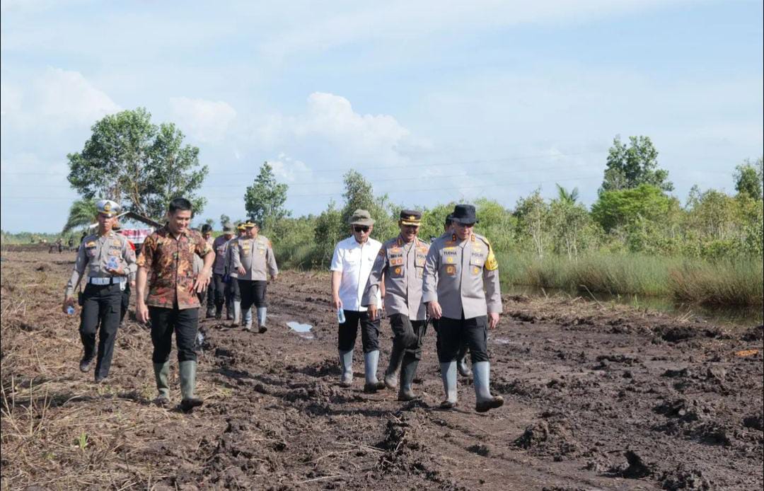 Kapolda Kalsel, Irjen Pol Rosyanto Yudha Hermawan lakukan peninjauan lokasi lahan seluas 120 hektare, Senin (23/12/2024). Foto: HUmas Polda Kalsel