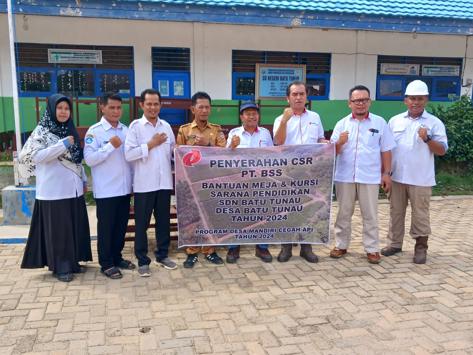 Minamas Plantation melalui anak perusahaannya PT Bersama Sejahtera Sakti (BSS) berlokasi di Kecamatan Pulau Laut Timur, Kotabaru menyerahkan bantuan program penangkaran madu kelulut ke Desa Binaan mereka, Sabtu (21/12/2024). Foto: Istimewa