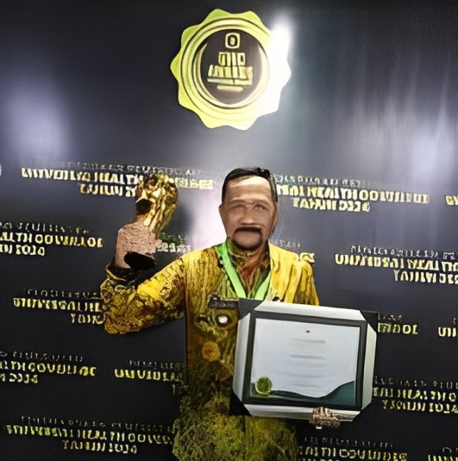 Pemkab Tala menerima penghargaan melalui Penjabat (Pj) Bupati H Syamsir Rahman terima Universal Health Coverage (UHC) Award. Foto: Diskominfo Tala