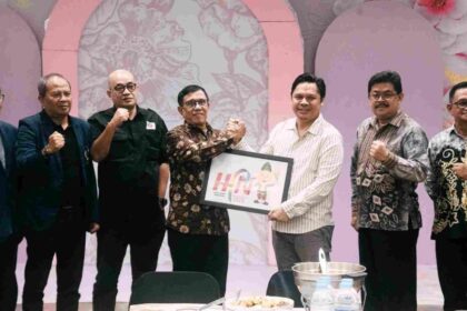 Plh Gubernur Provinsi Kalimantan Selatan (Kalsel) Roy Rizali Anwar bersama pengurus Persatuan Wartawan Indonesia (PWI) Pusat melakukan Soft Launching Hari Pers Nasional (HPN) 2025 di Banjarmasin, Jum'at (10/1/2025) malam. Foto: Adpim Kalsel