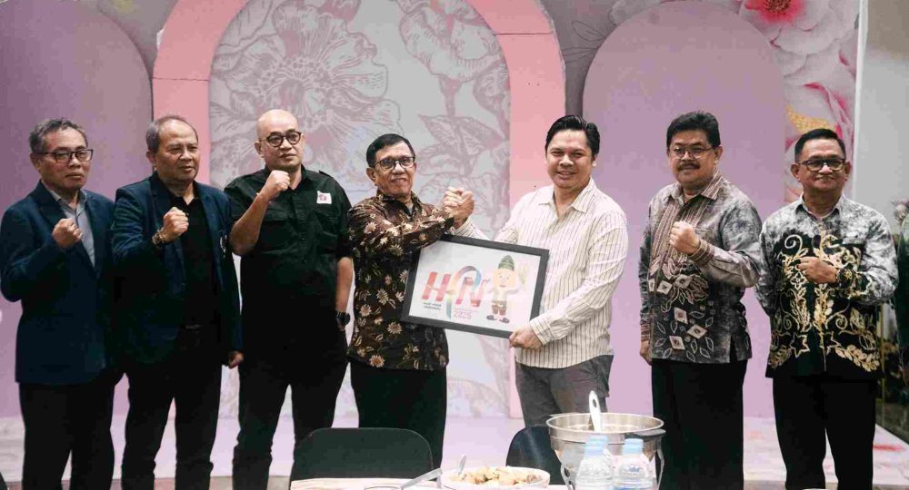 Plh Gubernur Provinsi Kalimantan Selatan (Kalsel) Roy Rizali Anwar bersama pengurus Persatuan Wartawan Indonesia (PWI) Pusat melakukan Soft Launching Hari Pers Nasional (HPN) 2025 di Banjarmasin, Jum'at (10/1/2025) malam. Foto: Adpim Kalsel