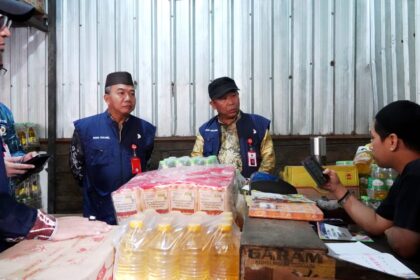 Plh Sekretaris Daerah (Sekda) Provinsi Kalimantan Selatan (Kalsel), M Syarifuddin bersama dengan Tim Pengendali Inflasi Daerah (TPID) setempat melaksanakan sidak pada Distributor (D2) Minyakita di beberapa titik pasar tradisional di Banjarmasin, Kamis (23/1/2025). Foto: MC Kalsel