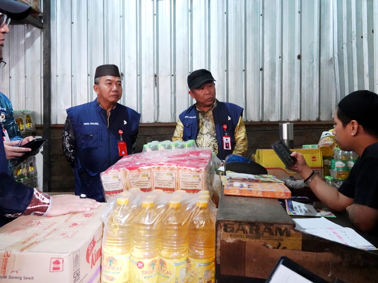 Plh Sekretaris Daerah (Sekda) Provinsi Kalimantan Selatan (Kalsel), M Syarifuddin bersama dengan Tim Pengendali Inflasi Daerah (TPID) setempat melaksanakan sidak pada Distributor (D2) Minyakita di beberapa titik pasar tradisional di Banjarmasin, Kamis (23/1/2025). Foto: MC Kalsel