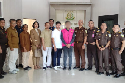 Tersangka Tersandung Kasus Pajak diserahkan DJP KalselTeng ke Kejaksaan. Foto: DJP KalselTeng