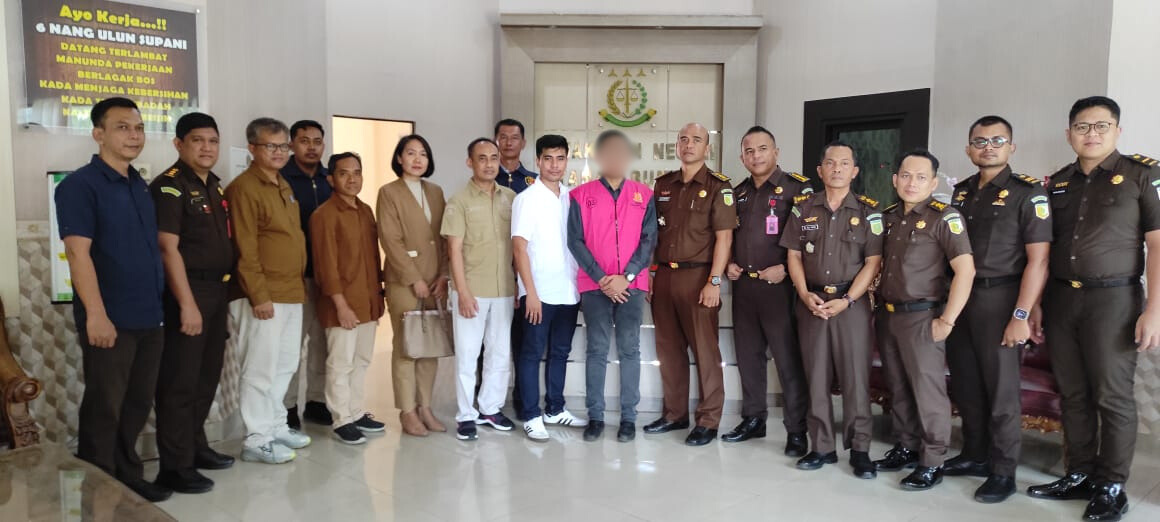 Tersangka Tersandung Kasus Pajak diserahkan DJP KalselTeng ke Kejaksaan. Foto: DJP KalselTeng