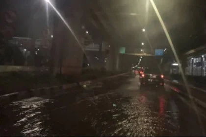 Sejumlah ruas jalan di Jakarta Timur tergenang banjir pada Rabu (8/1/2025) malam. Foto: ANTARA