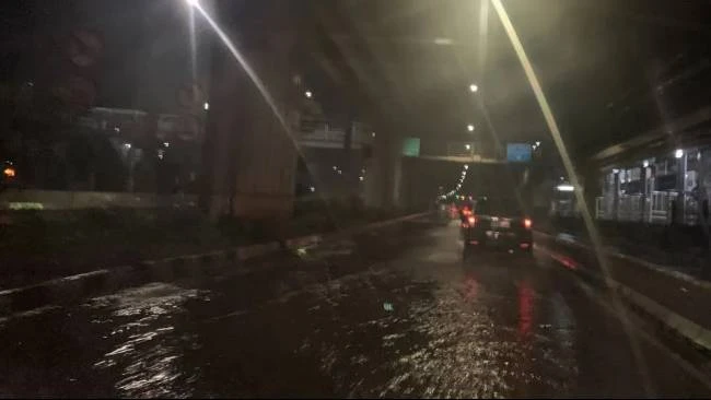 Sejumlah ruas jalan di Jakarta Timur tergenang banjir pada Rabu (8/1/2025) malam. Foto: ANTARA