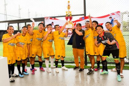 Tim Jurnalis Kalsel FC saat perayaan juara di turnamen mini soccer bawaslu kalsel. Foto: Jurnaslis Kalsel