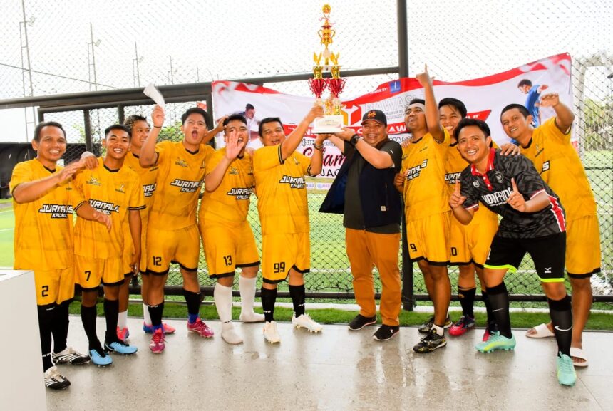 Tim Jurnalis Kalsel FC saat perayaan juara di turnamen mini soccer bawaslu kalsel. Foto: Jurnaslis Kalsel