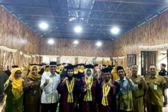 Wakil Walikota Banjarmasin H Arifin Noor, didampingi Wakil Ketua TP-PKK Hj Hardiyanti, mewisuda puluhan Lansia Tangguh di Sekolah Aisyiyah Husnul Khotimah, Banua Anyar, Selasa (14/1/2025). Foto: Pemko Banjarmasin