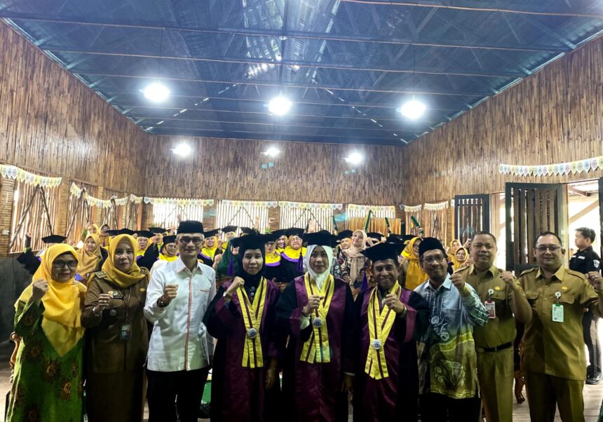 Wakil Walikota Banjarmasin H Arifin Noor, didampingi Wakil Ketua TP-PKK Hj Hardiyanti, mewisuda puluhan Lansia Tangguh di Sekolah Aisyiyah Husnul Khotimah, Banua Anyar, Selasa (14/1/2025). Foto: Pemko Banjarmasin