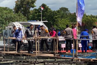 Walikota Banjarmasin, H Ibnu Sina saat ikut Salurkan Penebaran Bibit Ikan dan Bantuan kepada Anak Stunting yang Diinisiasi Polda Kalsel. Foto: Pemko Banjarmasin