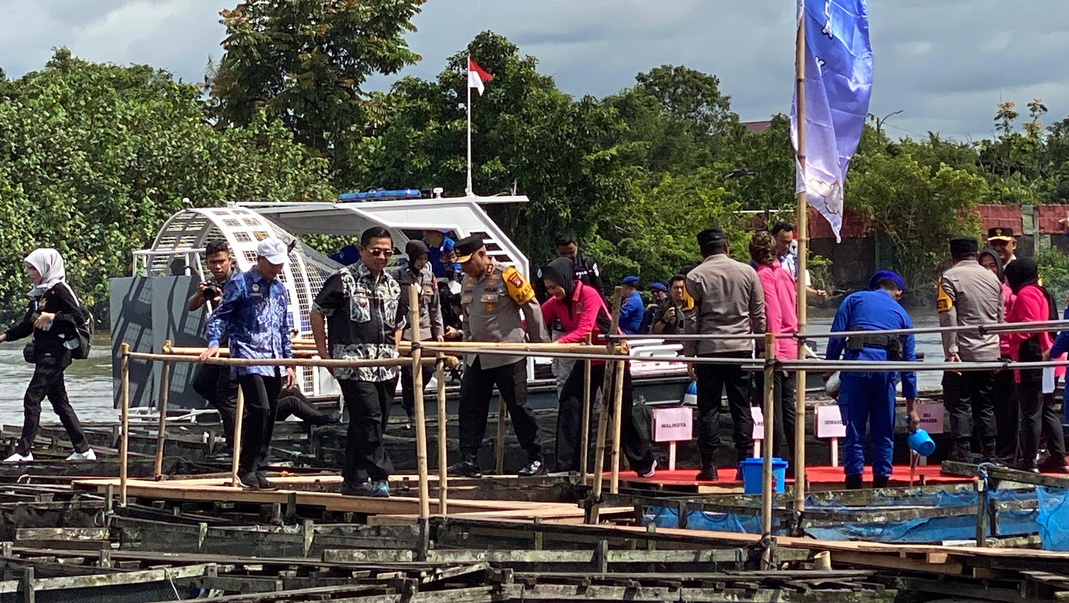 Walikota Banjarmasin, H Ibnu Sina saat ikut Salurkan Penebaran Bibit Ikan dan Bantuan kepada Anak Stunting yang Diinisiasi Polda Kalsel. Foto: Pemko Banjarmasin