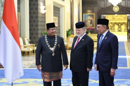 Presiden RI Prabowo Subianto saat memakai beskap hitam di Istana Malaysia, Senin (27/1/2025). Foto Dok. Tim Media Presiden Prabowo Subianto