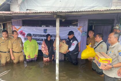 Pemprov Kalsel Serahkan Bantuan Korban Banjir di HSS. Foto: MC Kalsel