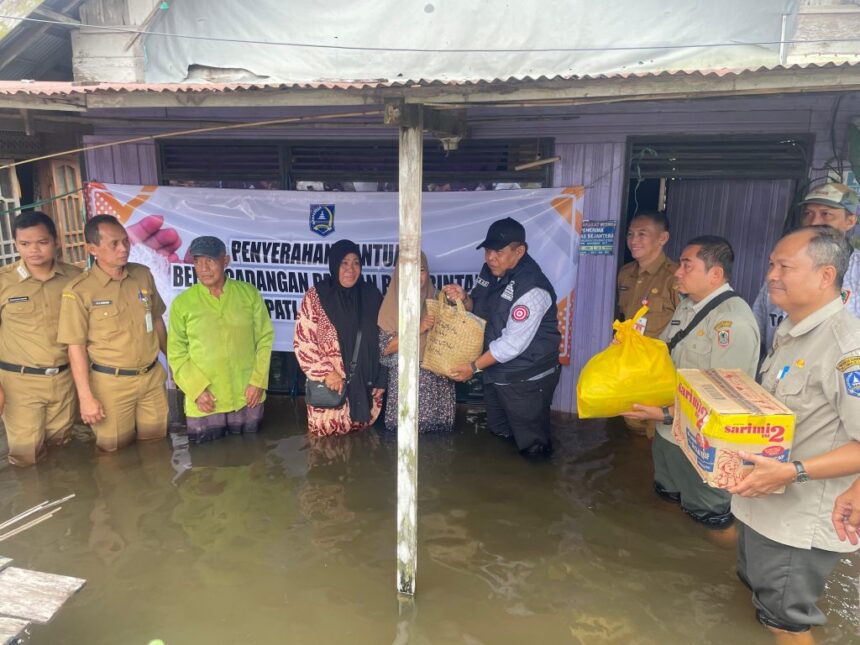 Pemprov Kalsel Serahkan Bantuan Korban Banjir di HSS. Foto: MC Kalsel