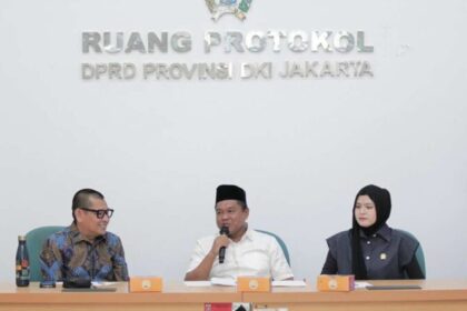 Anggota Badan Anggaran (Banggar) Dewan Perwakilan Rakyat Daerah (DPRD) Provinsi Kalimantan Selatan (Kalsel) menjalankan tugas studi komparasi ke DPRD DKI Jakarta membahas optimalisasi peningkatan Pendapatan Asli Daerah (PAD), Senin (13/01/2025). Foto: DPRD Kalsel