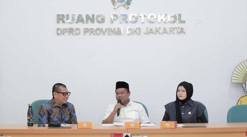 Anggota Badan Anggaran (Banggar) Dewan Perwakilan Rakyat Daerah (DPRD) Provinsi Kalimantan Selatan (Kalsel) menjalankan tugas studi komparasi ke DPRD DKI Jakarta membahas optimalisasi peningkatan Pendapatan Asli Daerah (PAD), Senin (13/01/2025). Foto: DPRD Kalsel